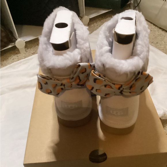 NIB MINI BAILEY BOW UGGS 6 - Picture 4 of 4